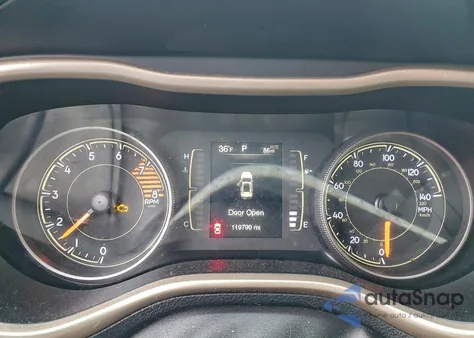 2017 Jeep Cherokee Latitude z USA, uszkodzony, nr VIN 1C4PJMCS5HD228144